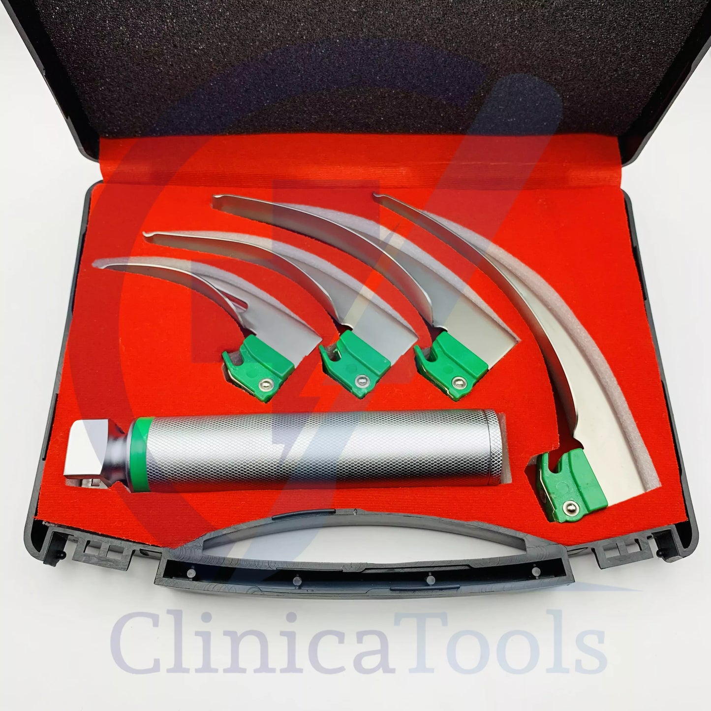 Reusable laryngoscope handle with 4 single-use blades